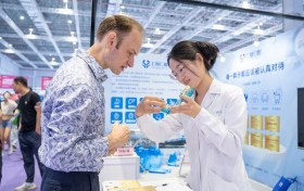 外国友人在上海国际健康世博会里为自己找到了“一口好牙”